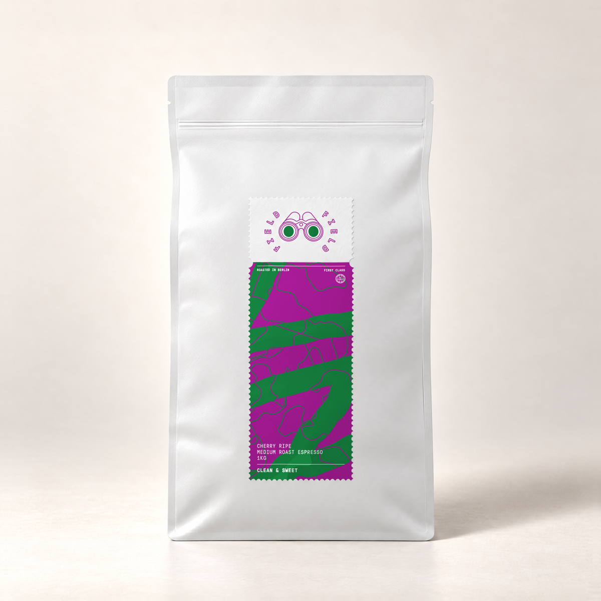 Field Coffee cherry ripe 1kg – Beutel, Vorderansicht auf warmweißem Hintergrund