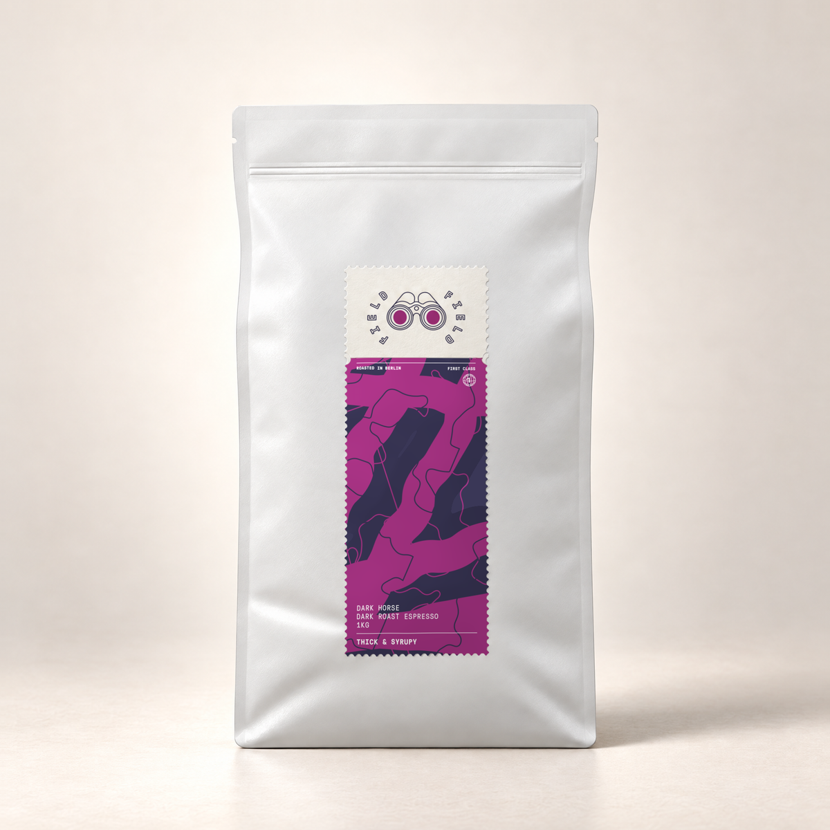 Field Coffee dark horse 1kg – Beutel, Vorderansicht auf warmweißem Hintergrund