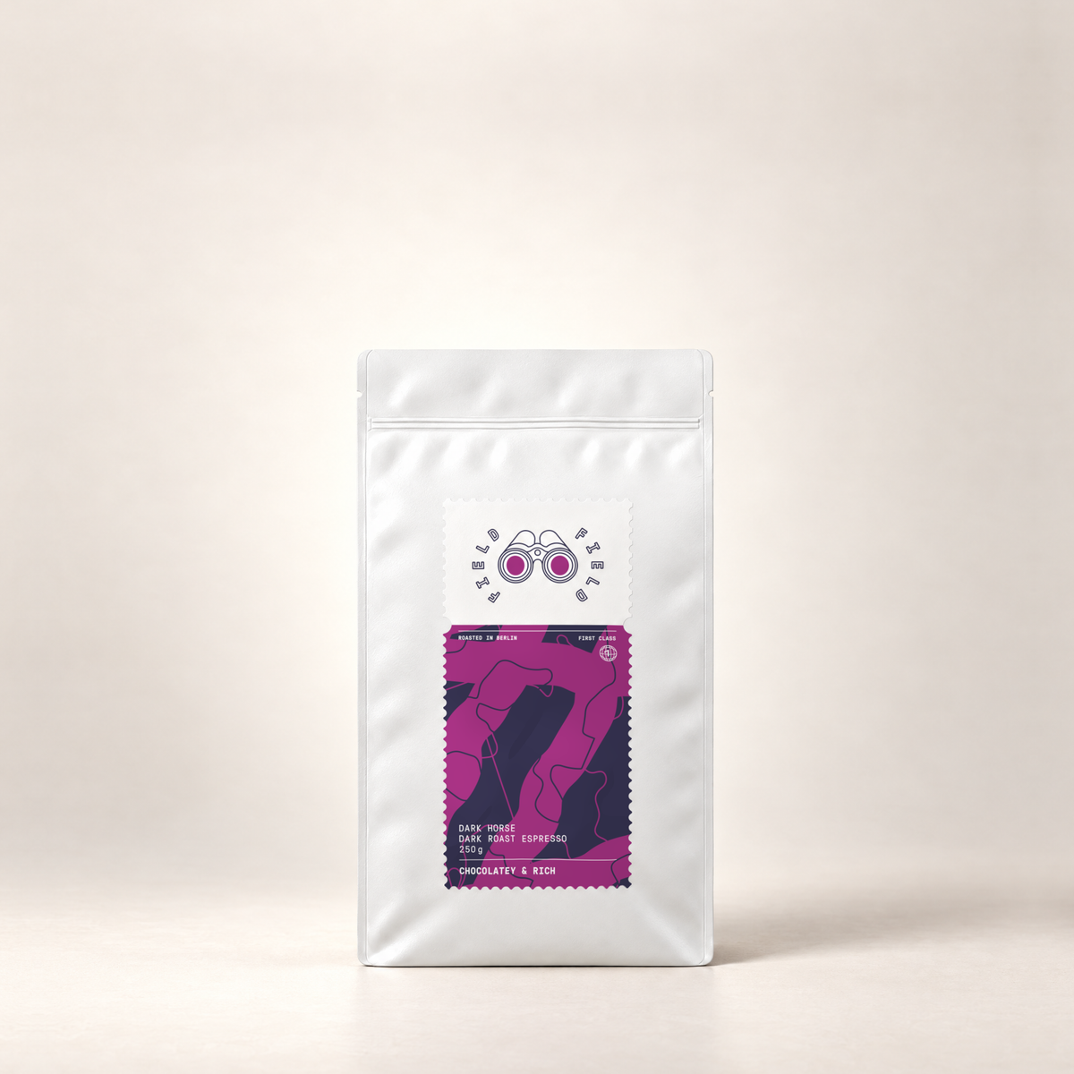 Field Coffee dark horse 250g – Beutel, Vorderansicht auf warmweißem Hintergrund