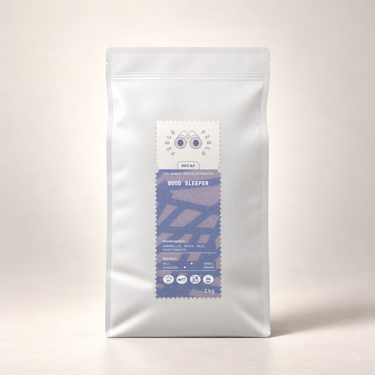 Field Coffee good sleeper 1kg – Beutel, Vorderansicht auf warmweißem Hintergrund
