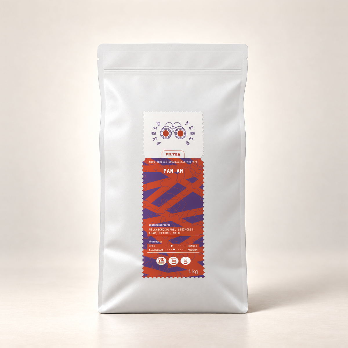 Field Coffee pan am 1kg – Beutel, Vorderansicht auf warmweißem Hintergrund