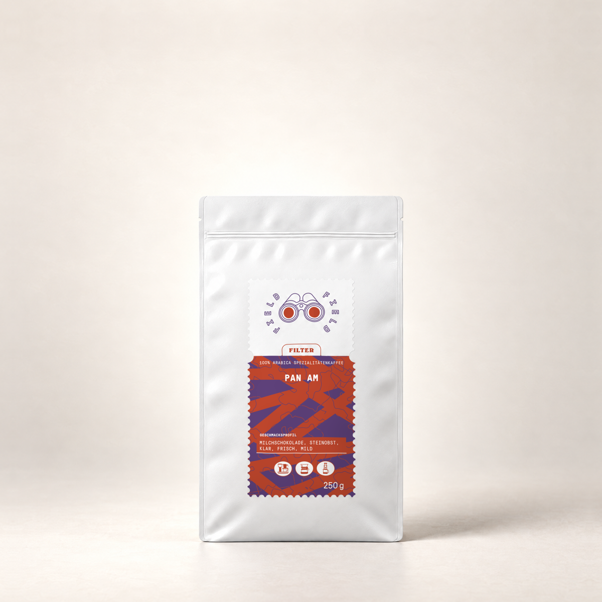 Field Coffee pan am 250g – Beutel, Vorderansicht auf warmweißem Hintergrund
