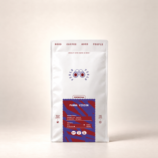 Field Coffee panna vision 500g – Beutel, Vorderansicht auf warmweißem Hintergrund